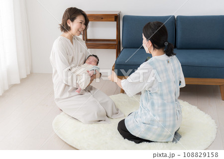 新生児や乳幼児の1ヶ月訪問をうける母親 赤ちゃん訪問の様子 108829158