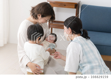 新生児や乳幼児の1ヶ月訪問をうける母親 赤ちゃん訪問の様子 108829159