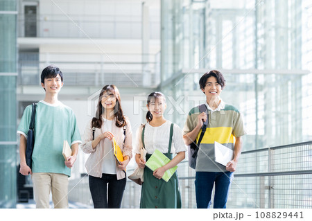大学生の男女 大学生の男女 108829441