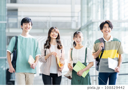 大学生の男女 108829442