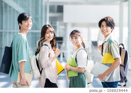 大学生の男女 108829444