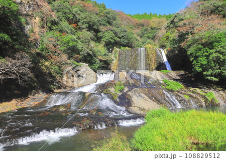 秋の竜門の滝（大分県九重町） 108829512