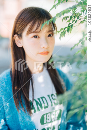 屋外女性ポートレート 108829633