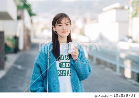 コーヒーを持ちながら街ブラする女性 108829731