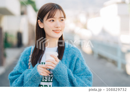 コーヒーを持ちながら街ブラする女性 108829732