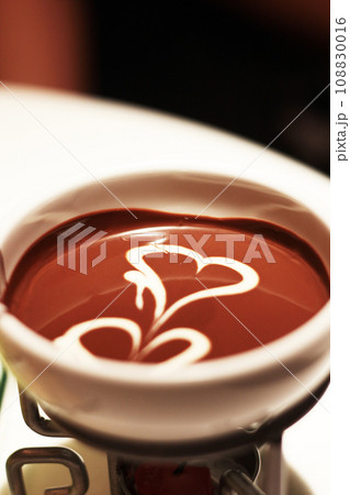 Hot chocolate with heart shape of white cream 108830016
