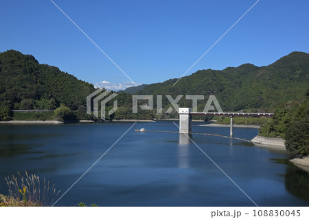 「米泉湖」青い秋空と湖面(山口県下松市) 108830045