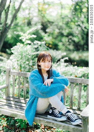 屋外女性ポートレート 108830305