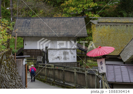 御嶽神社参道 赤い和傘が印象的な風情ある茶屋 東京都青梅市 御嶽神社参道 赤い和傘が印象的な風情ある茶屋 東京都青梅市 108830414