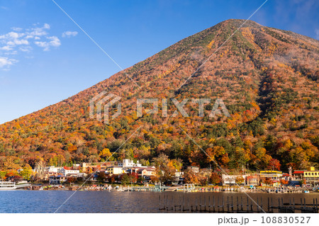 《栃木県》秋の奥日光・紅葉の中禅寺湖 《栃木県》秋の奥日光・紅葉の中禅寺湖 108830527