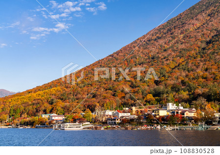 《栃木県》秋の奥日光・紅葉の中禅寺湖 《栃木県》秋の奥日光・紅葉の中禅寺湖 108830528