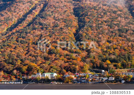 《栃木県》秋の奥日光・紅葉の中禅寺湖 《栃木県》秋の奥日光・紅葉の中禅寺湖 108830533