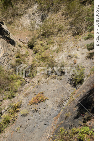 山梨県早川町のフォッサマグナの地層 山梨県早川町のフォッサマグナの地層 108830581
