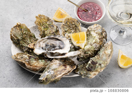 Fresh oysters with glasses of sparkling wine 108830806