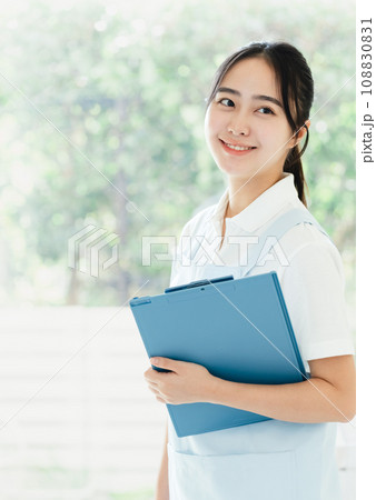 窓際に立つ介護士の若い女性 108830831
