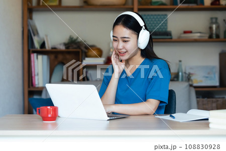 リビングで外国語学習をする若い女性 リビングで外国語学習をする若い女性 108830928