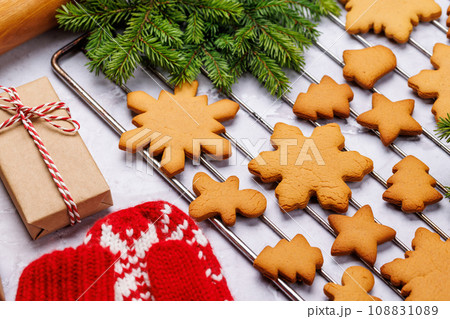 Gingerbread cookies and fir tree branch 108831089