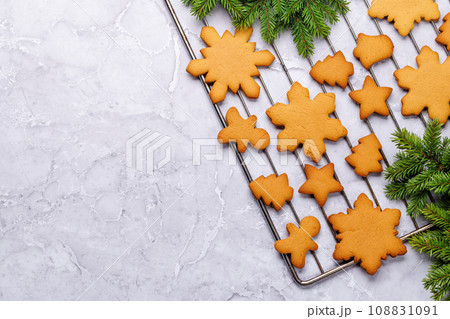 Gingerbread cookies and fir tree branch 108831091