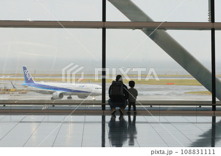 羽田空港第2ターミナル国際線施設 飛行機を眺める親子 羽田空港第2ターミナル国際線施設 飛行機を眺める親子 108831111