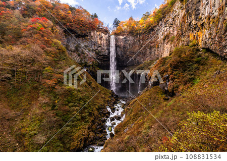 《栃木県》紅葉の華厳の滝・秋の奥日光自然風景 《栃木県》紅葉の華厳の滝・秋の奥日光自然風景 108831534