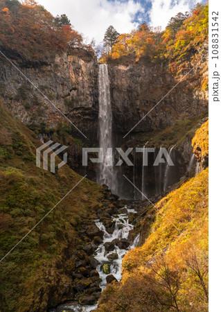 《栃木県》紅葉の華厳の滝・秋の奥日光自然風景 108831542