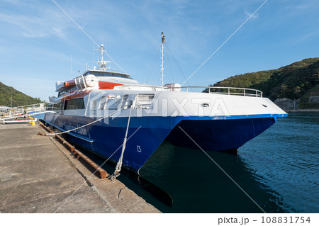 対馬　比田勝港に停泊中の釜山行きの船 108831754