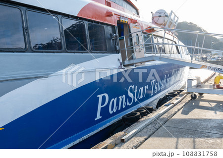 対馬　比田勝港に停泊中の釜山行きの船 108831758