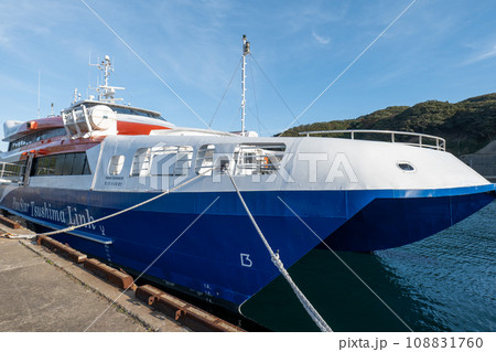 対馬　比田勝港に停泊中の釜山行きの船 108831760