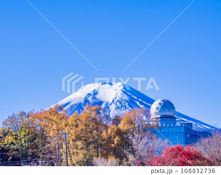 (山梨県)紅葉に包まれた富士吉田市立富士山レーダードーム館と富士山 (山梨県)紅葉に包まれた富士吉田市立富士山レーダードーム館と富士山 108832736