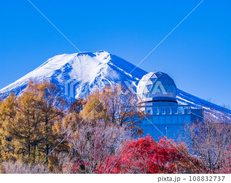 （山梨県）紅葉に包まれた富士吉田市立富士山レーダードーム館と富士山 108832737