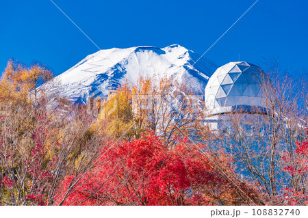 (山梨県)紅葉に包まれた富士吉田市立富士山レーダードーム館と富士山 (山梨県)紅葉に包まれた富士吉田市立富士山レーダードーム館と富士山 108832740