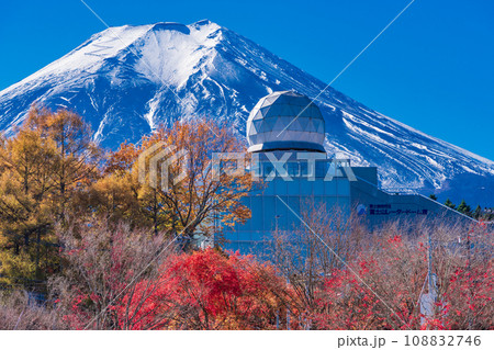 （山梨県）紅葉に包まれた富士吉田市立富士山レーダードーム館と富士山 108832746