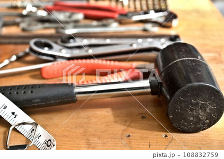 木の板の上に置かれた工具 木の板の上に置かれた工具 108832759