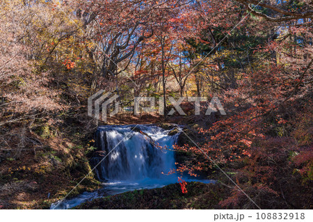 （山梨県）紅葉が美しい鐘山の滝 108832918