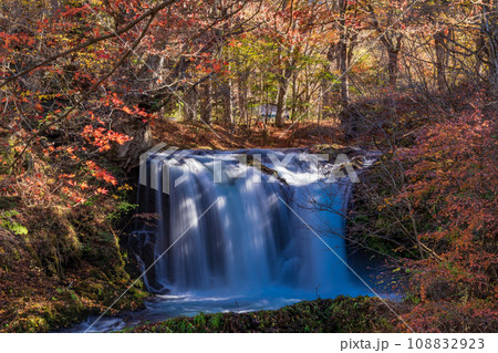 （山梨県）紅葉が美しい鐘山の滝 108832923