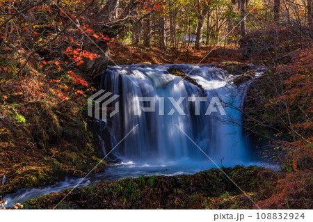 (山梨県)紅葉が美しい鐘山の滝 (山梨県)紅葉が美しい鐘山の滝 108832924