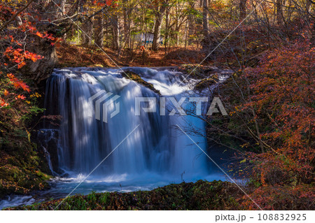 (山梨県)紅葉が美しい鐘山の滝 (山梨県)紅葉が美しい鐘山の滝 108832925