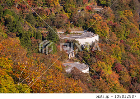 《栃木県》紅葉最盛期の日光いろは坂・第一いろは坂(下り) 《栃木県》紅葉最盛期の日光いろは坂・第一いろは坂(下り) 108832987