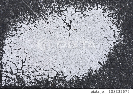 アスファルト上の劣化したペイント 108833673