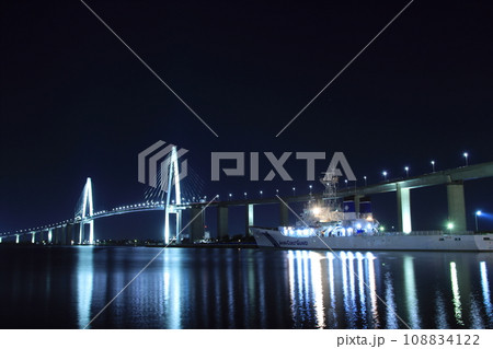 富山港に停泊する巡視船やひこ 108834122