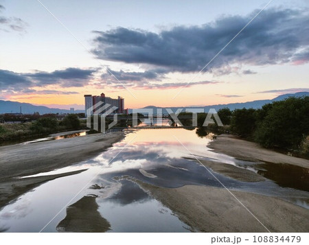 夕暮れ時の草津川の河口　231116 108834479