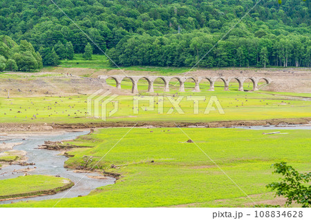 （北海道）タウシュベツ展望台から望む、士幌線タウシュベツ川橋梁跡 108834628