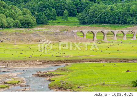 （北海道）タウシュベツ展望台から望む、士幌線タウシュベツ川橋梁跡 108834629