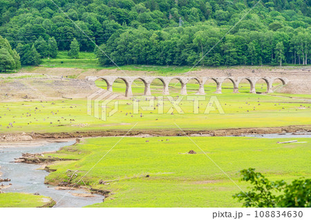（北海道）タウシュベツ展望台から望む、士幌線タウシュベツ川橋梁跡 108834630