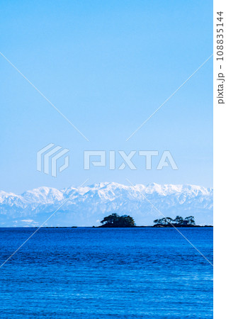 富山湾越しの立山連峰(灘浦海岸より) 富山湾越しの立山連峰(灘浦海岸より) 108835144
