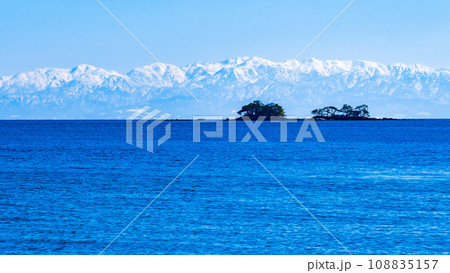 富山湾越しの立山連峰（灘浦海岸より） 108835157