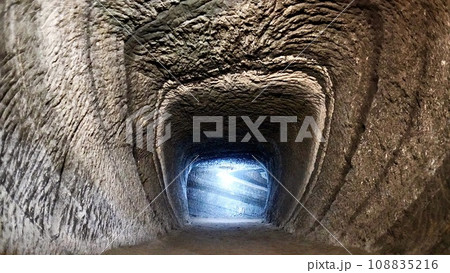 館山にある赤山地下壕跡の屋内 108835216