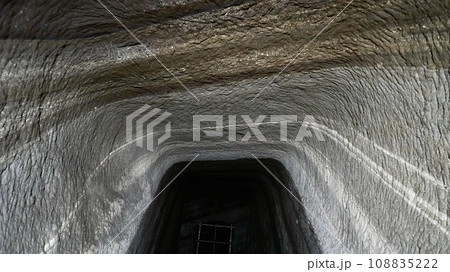 館山にある赤山地下壕跡の屋内 108835222