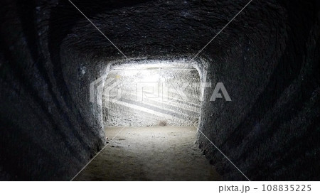 館山にある赤山地下壕跡の屋内 館山にある赤山地下壕跡の屋内 108835225