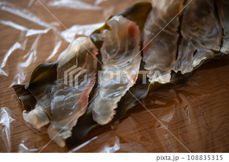 天然真鯛の昆布締め 天然真鯛の昆布締め 108835315